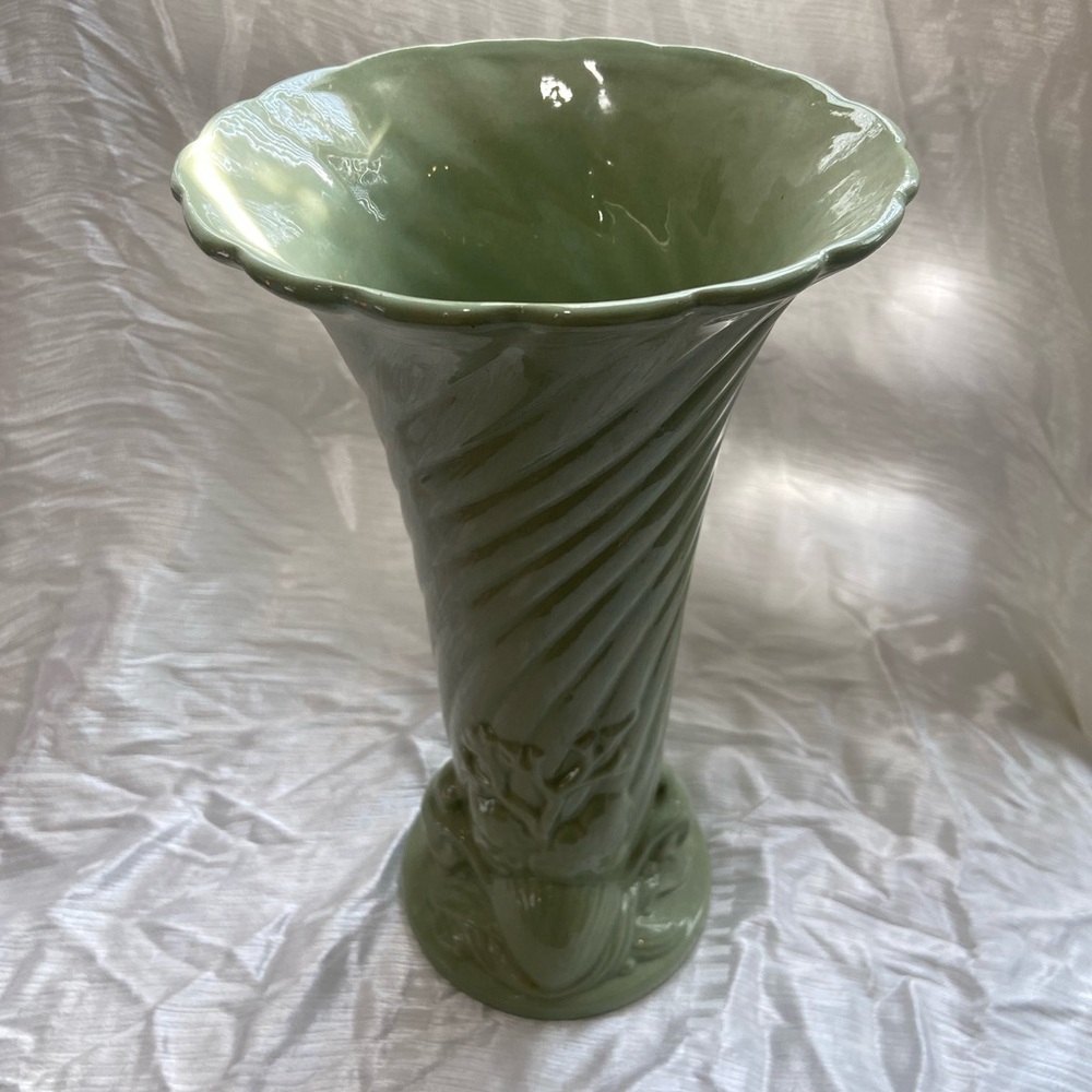 VINTAGE NAUTICAL SEASHELLS VASE
